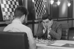 Optiebeurs_schaakvierkamp_Kasparov_tegen_Van_der_Wiel_(op_de_rug_gezien),_Bestanddeelnr_934-2483